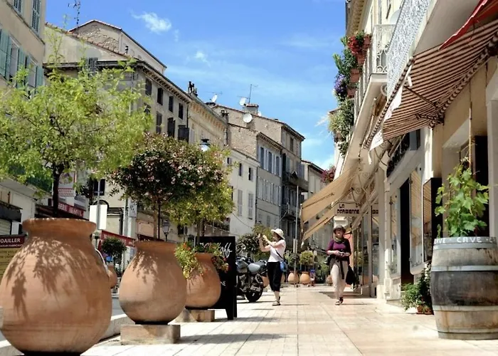 Spacious Apartment In Vallauris For Art Lovers